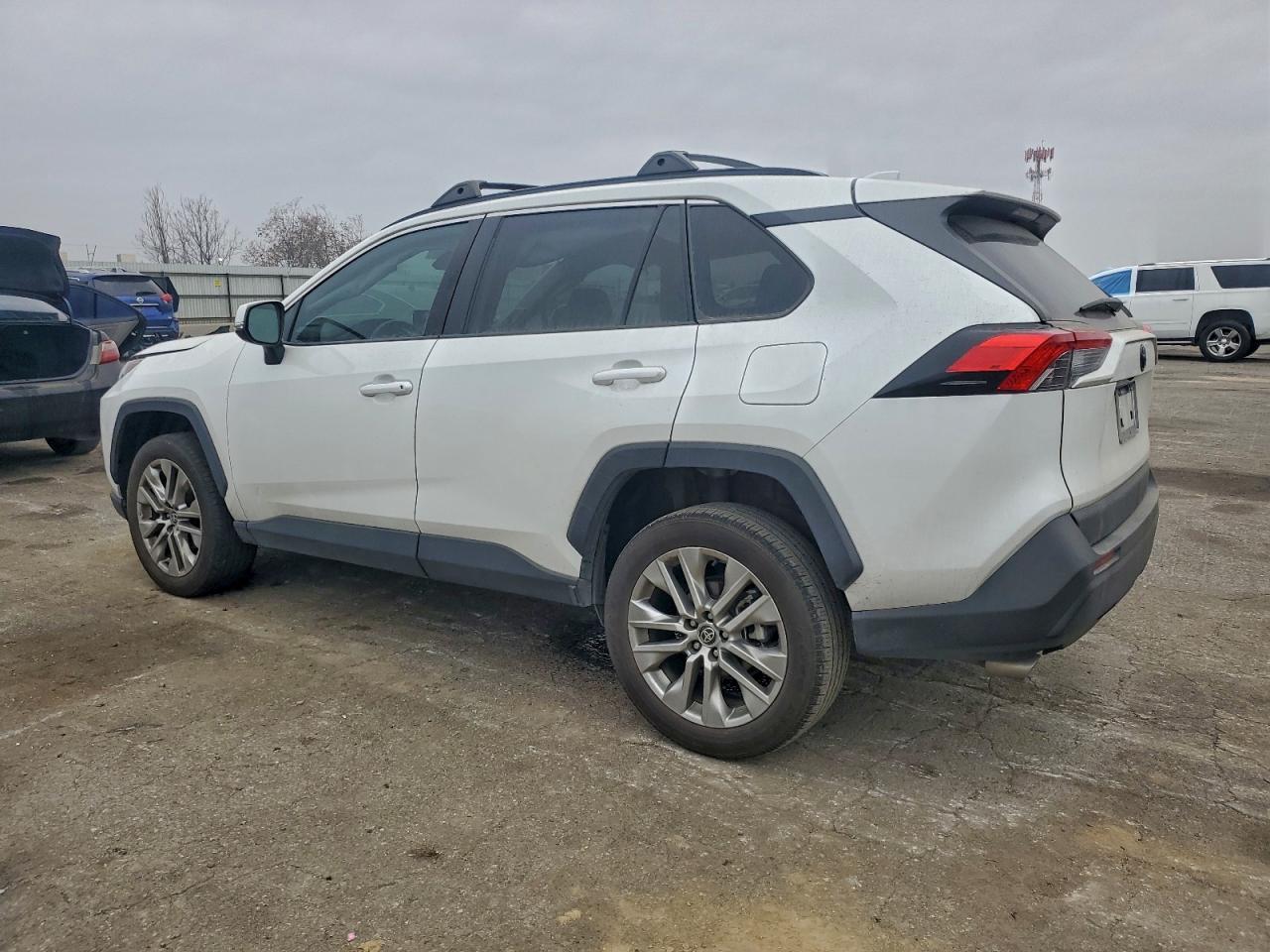 2024 TOYOTA RAV4 XLE PREMIUM photo 3