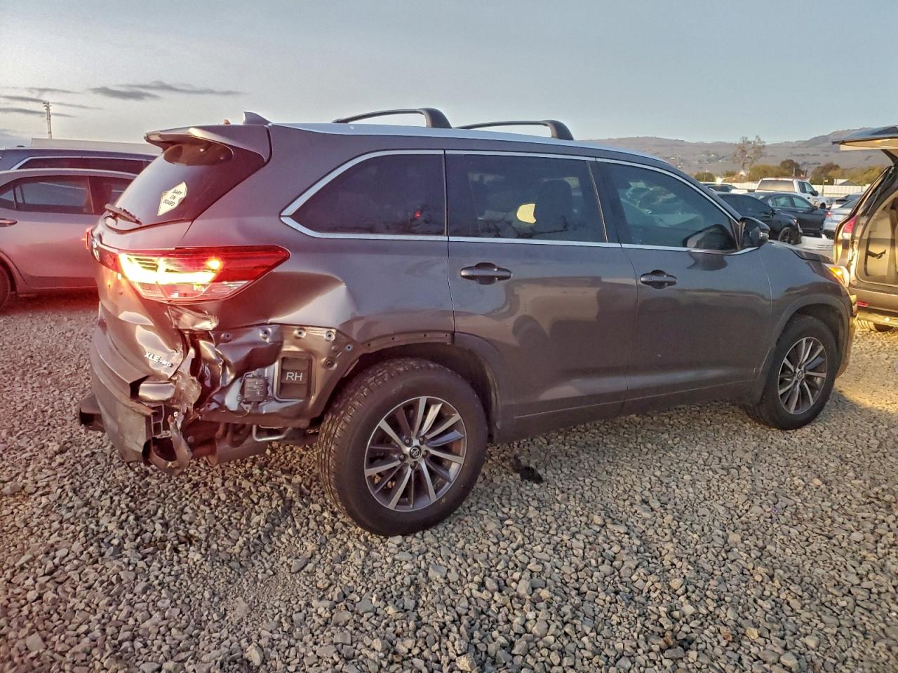 2017 TOYOTA HIGHLANDER SE photo 3