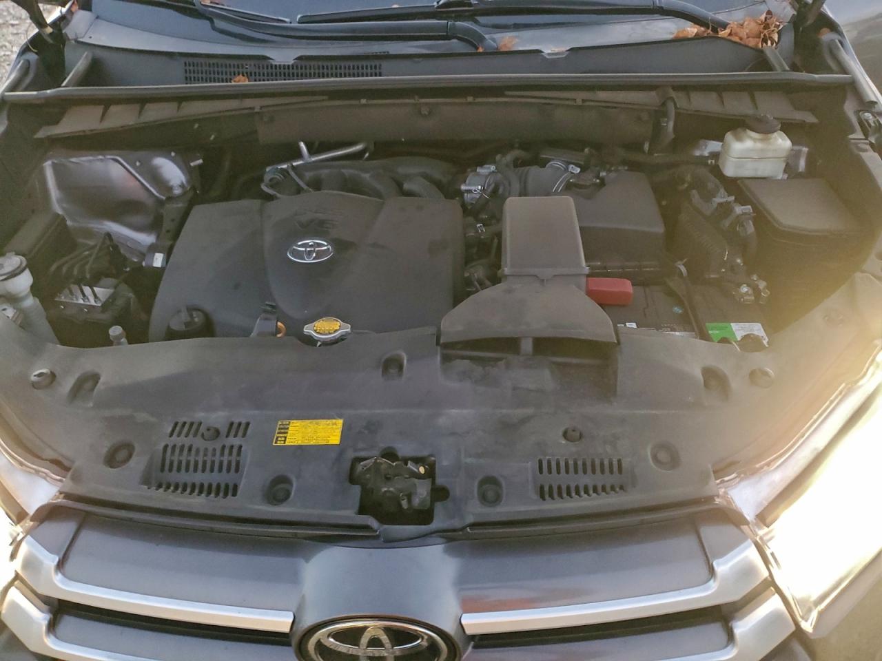 2017 TOYOTA HIGHLANDER SE photo 12