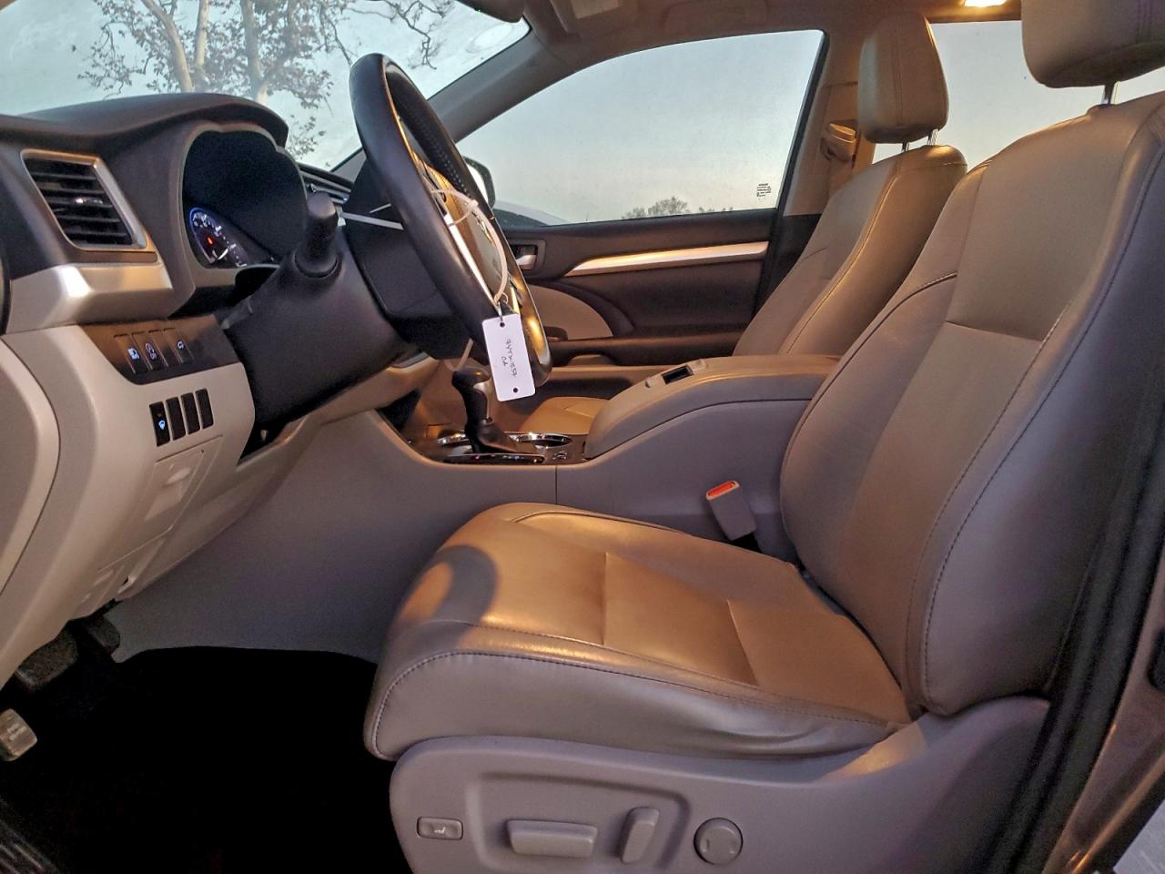 2017 TOYOTA HIGHLANDER SE photo 7