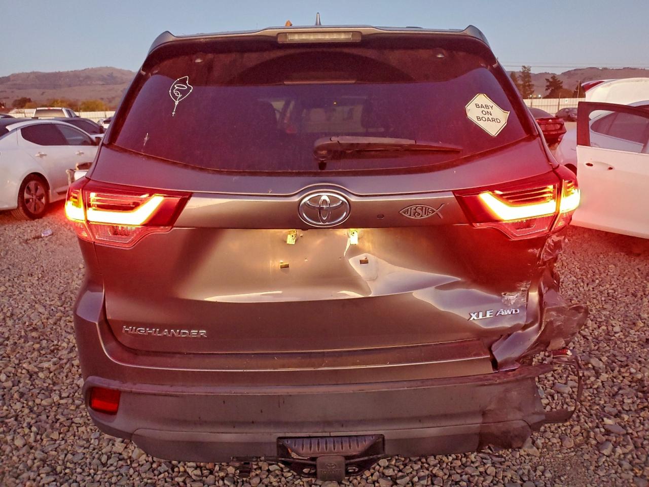2017 TOYOTA HIGHLANDER SE photo 6