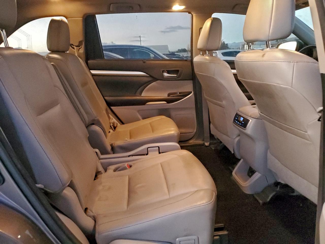 2017 TOYOTA HIGHLANDER SE photo 11