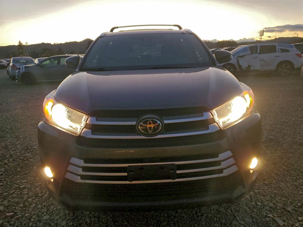 2017 TOYOTA HIGHLANDER SE photo 5