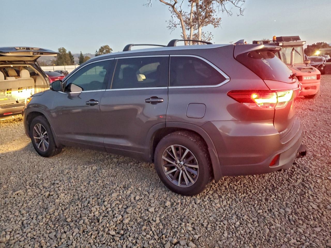 2017 TOYOTA HIGHLANDER SE photo 2