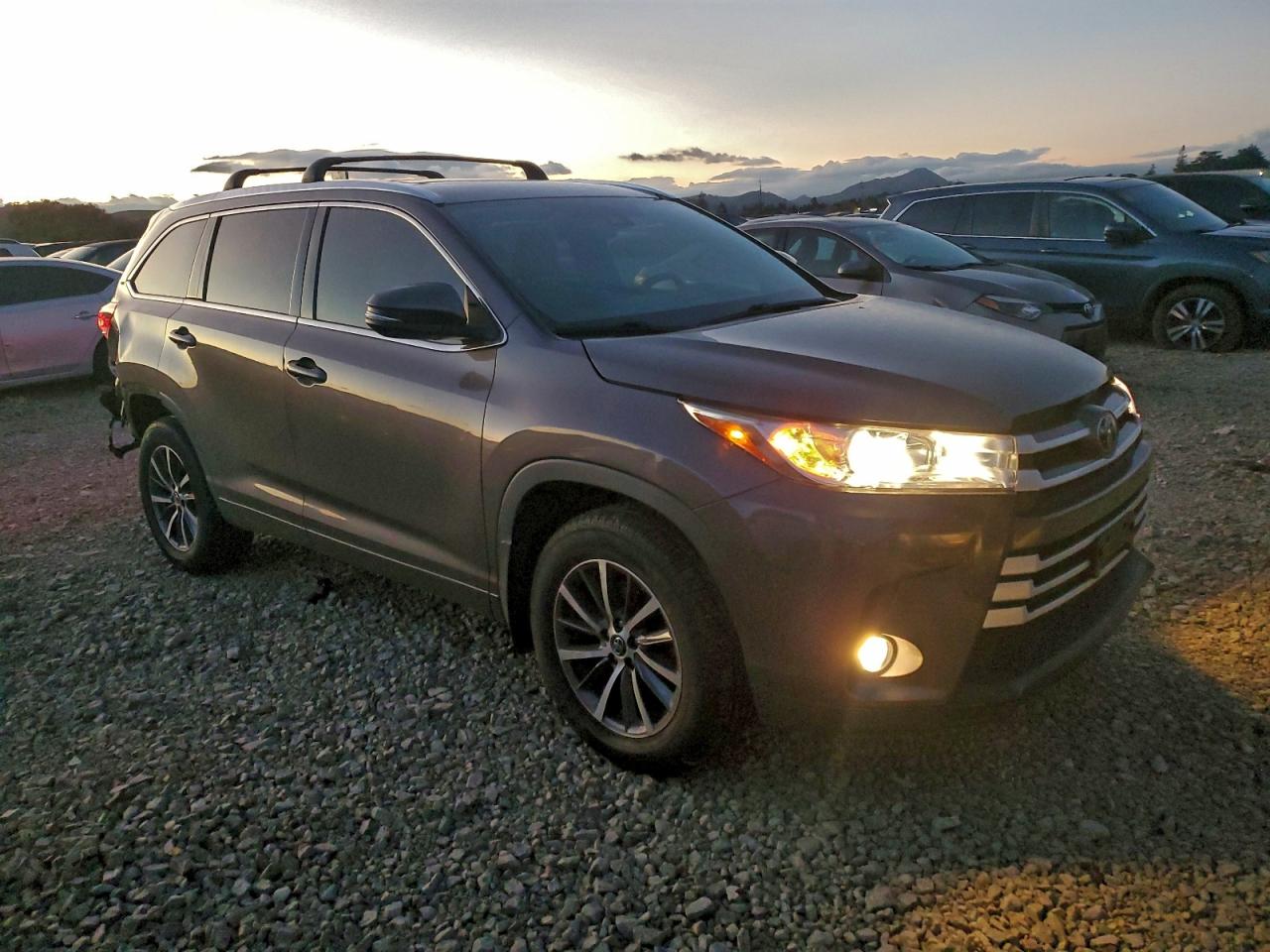 2017 TOYOTA HIGHLANDER SE photo 4