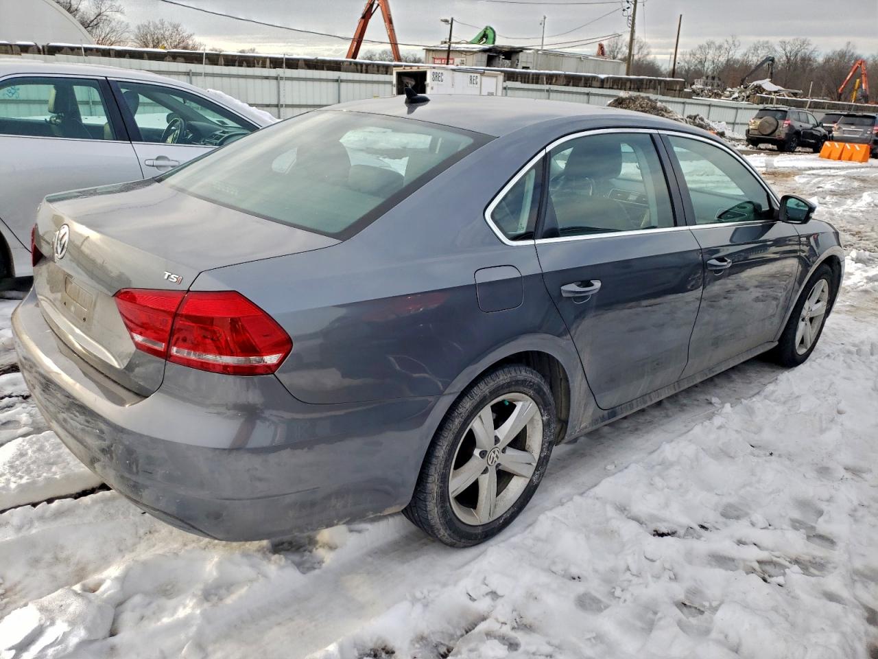 2014 VOLKSWAGEN PASSAT S photo 3