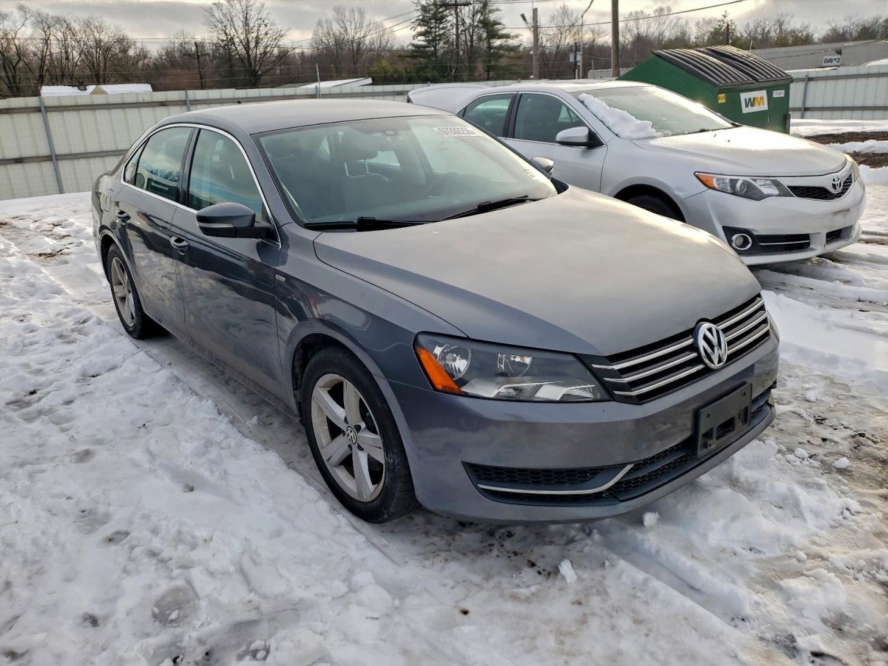 2014 VOLKSWAGEN PASSAT S photo 4