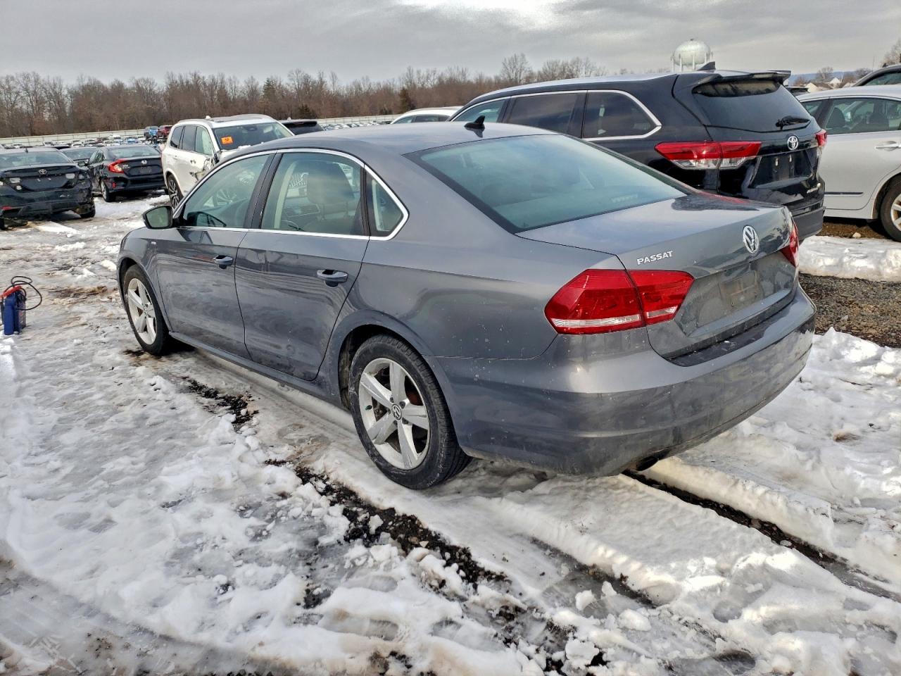 2014 VOLKSWAGEN PASSAT S photo 2