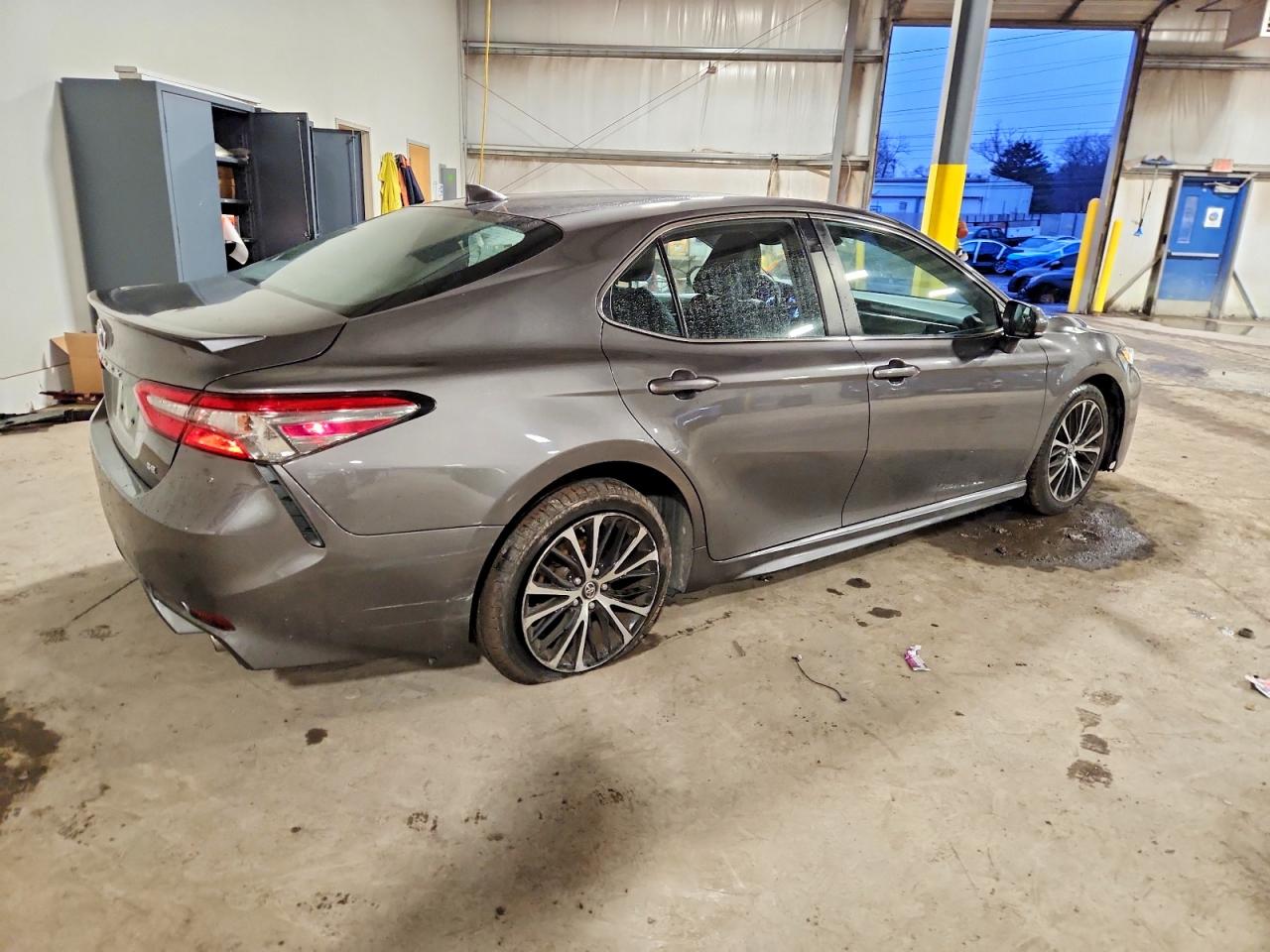 2019 TOYOTA CAMRY L photo 3
