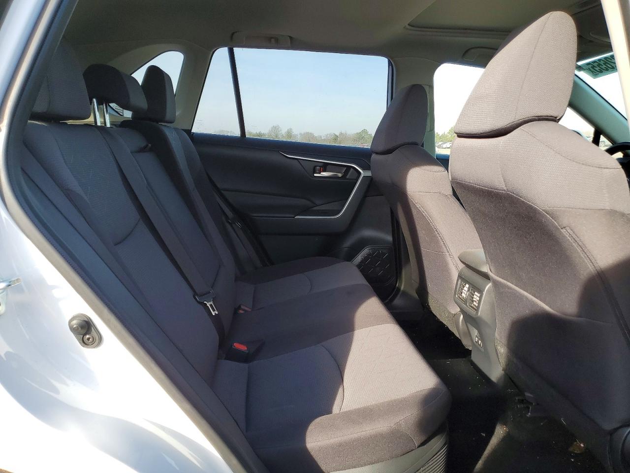 2021 TOYOTA RAV4 XLE photo 11