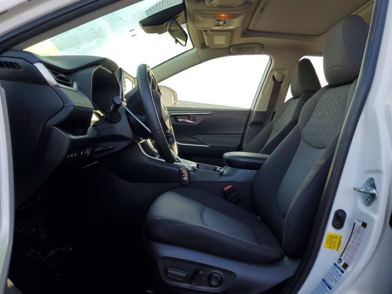 2021 TOYOTA RAV4 XLE photo 7