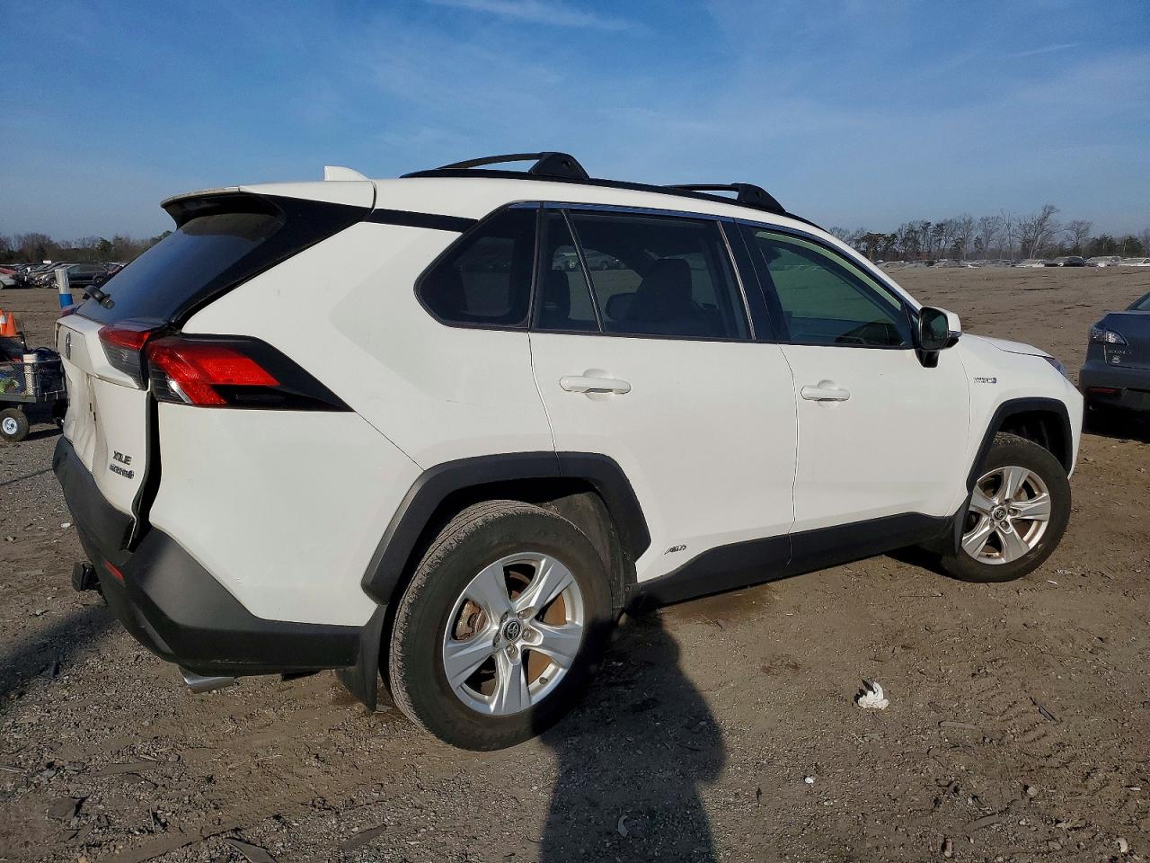 2021 TOYOTA RAV4 XLE photo 3