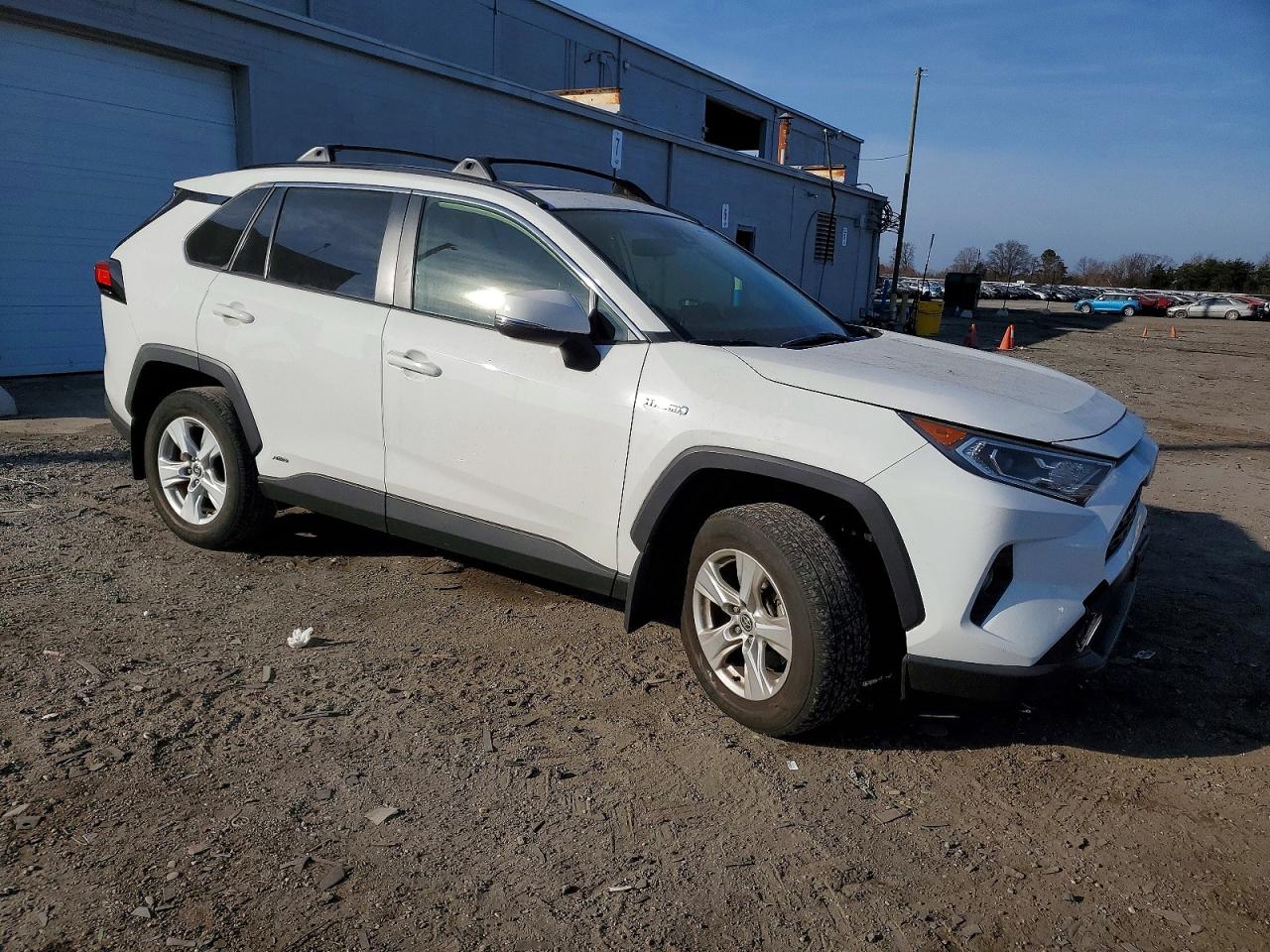 2021 TOYOTA RAV4 XLE photo 4
