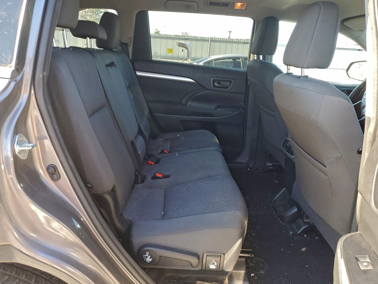 2016 TOYOTA HIGHLANDER LE photo 31