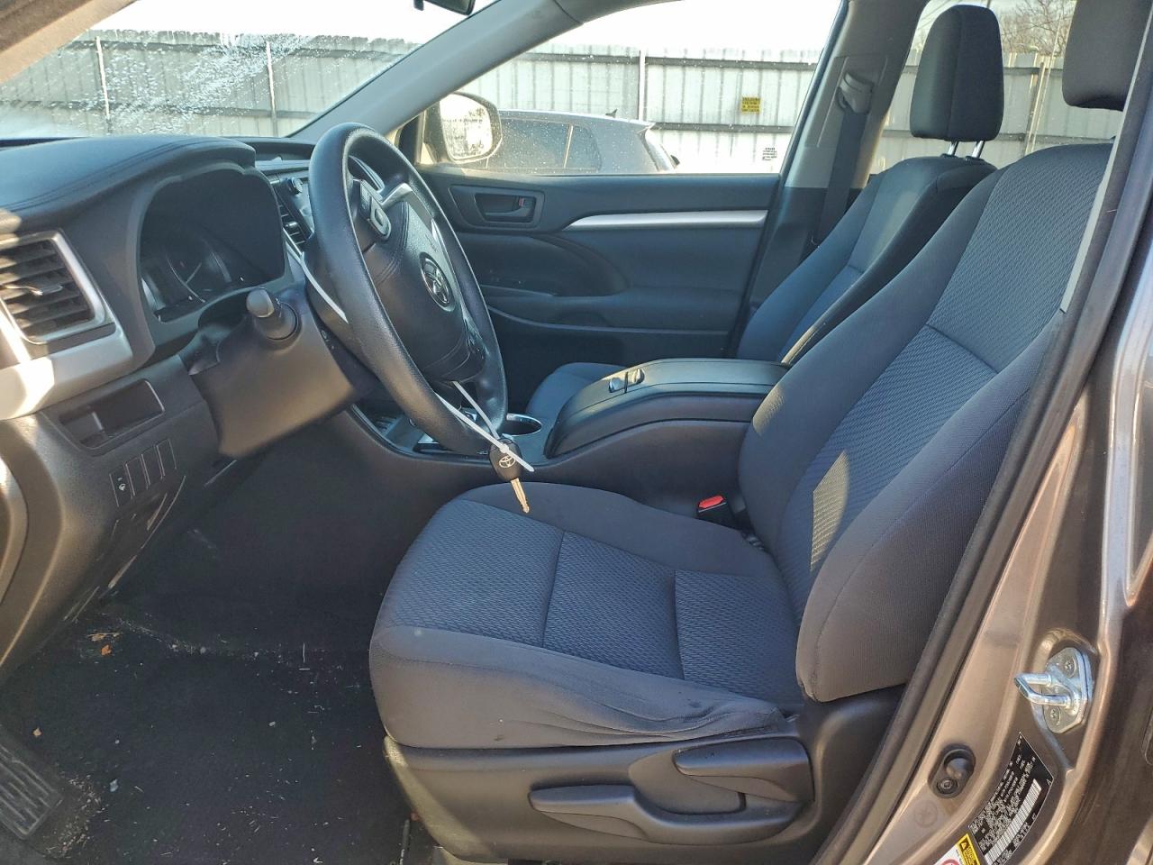 2016 TOYOTA HIGHLANDER LE photo 19