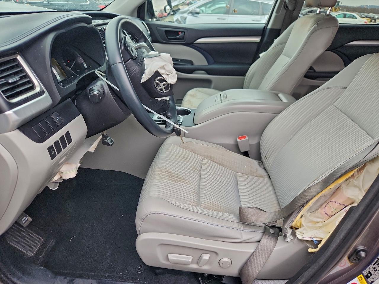 2016 TOYOTA HIGHLANDER LE photo 19