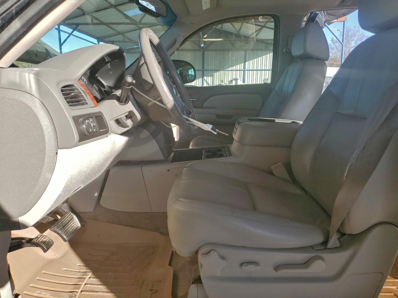 2009 GMC YUKON XL C1500 SLT photo 7