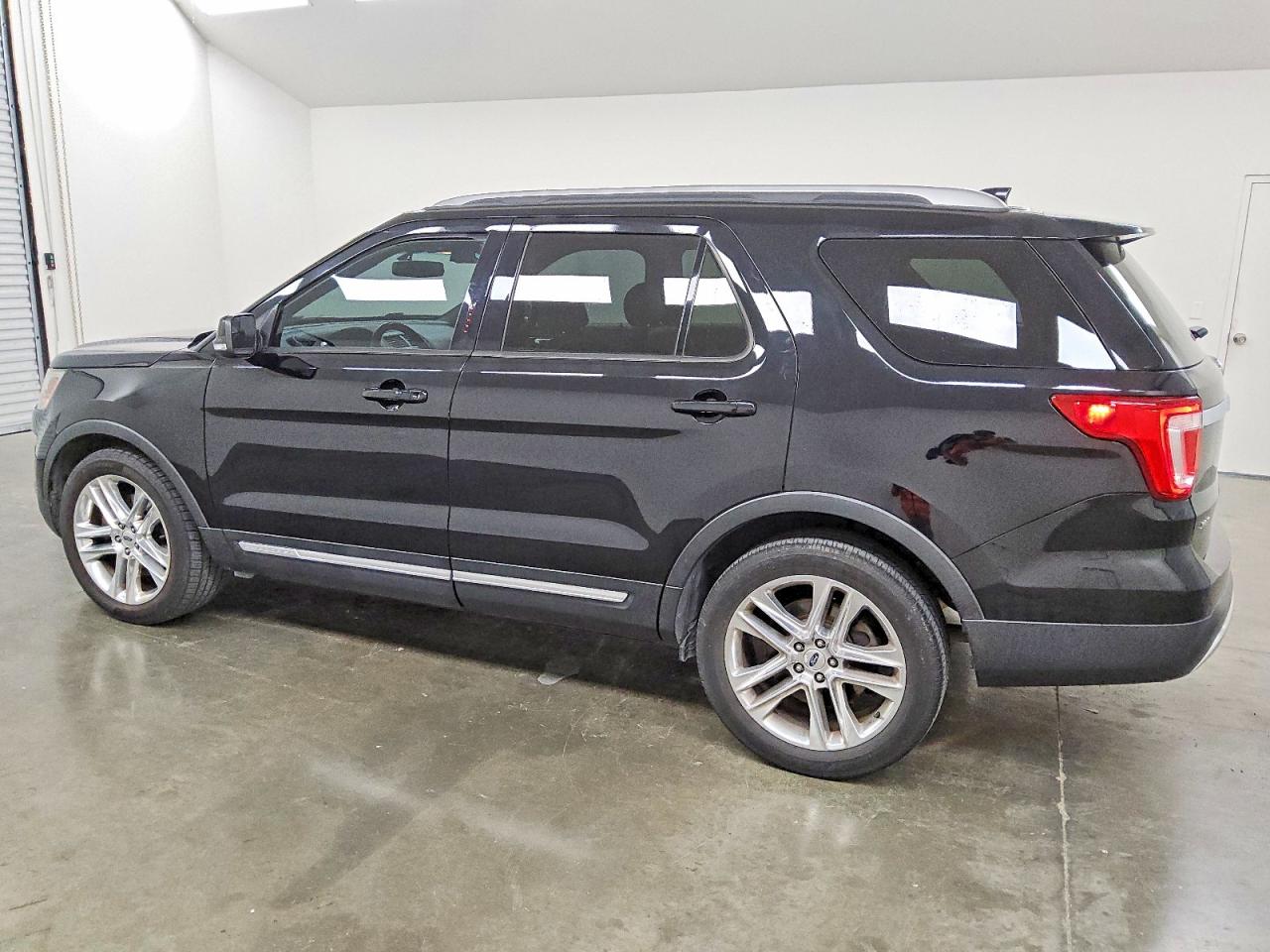 2016 FORD EXPLORER XLT photo 5