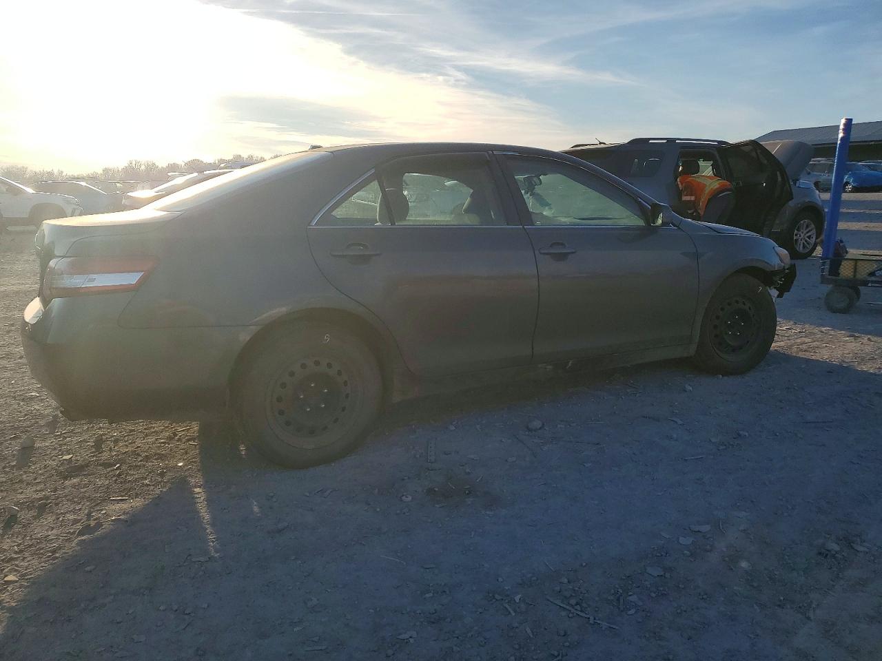 2010 TOYOTA CAMRY BASE photo 3