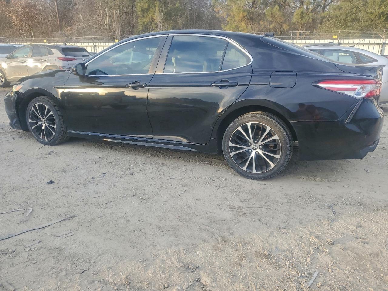 2020 TOYOTA CAMRY SE photo 3
