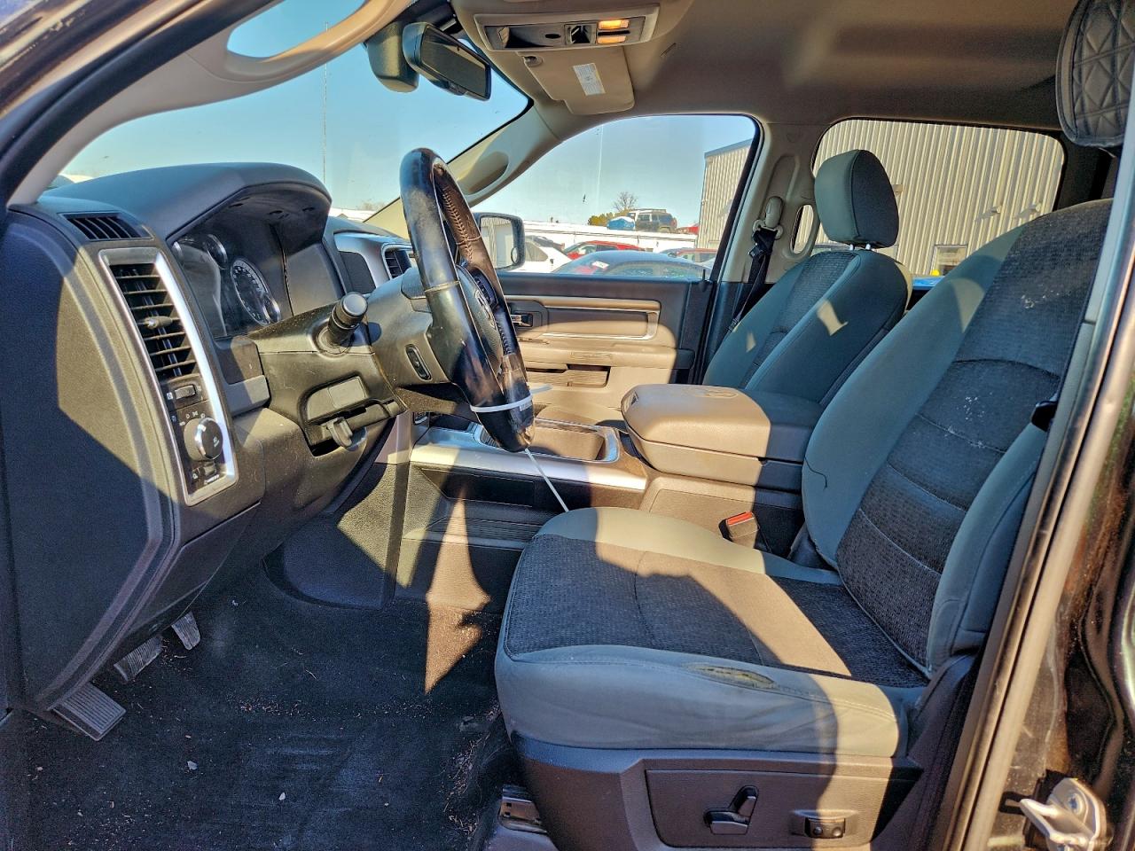2017 RAM 1500 SLT photo 7