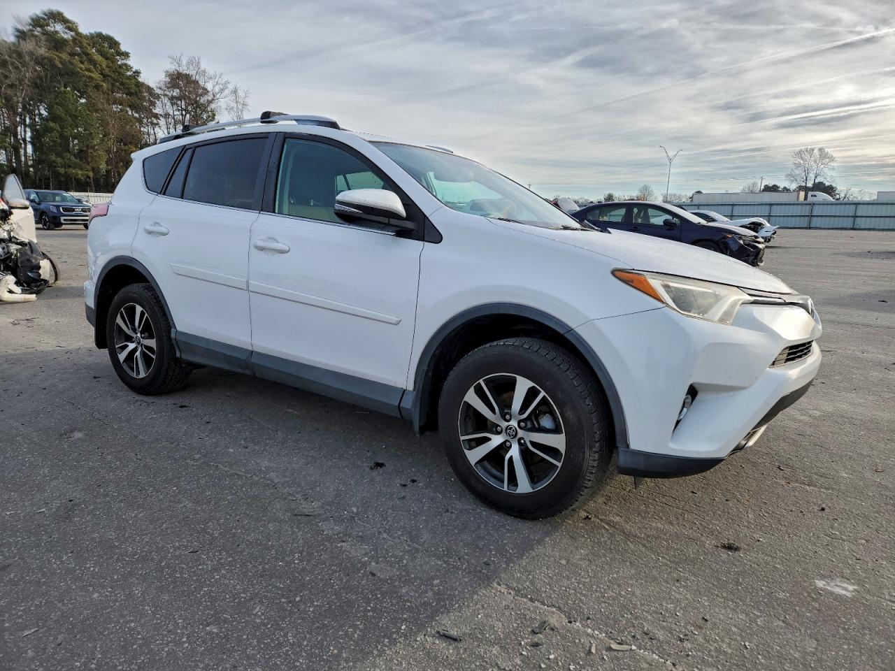2016 TOYOTA RAV4 XLE photo 7