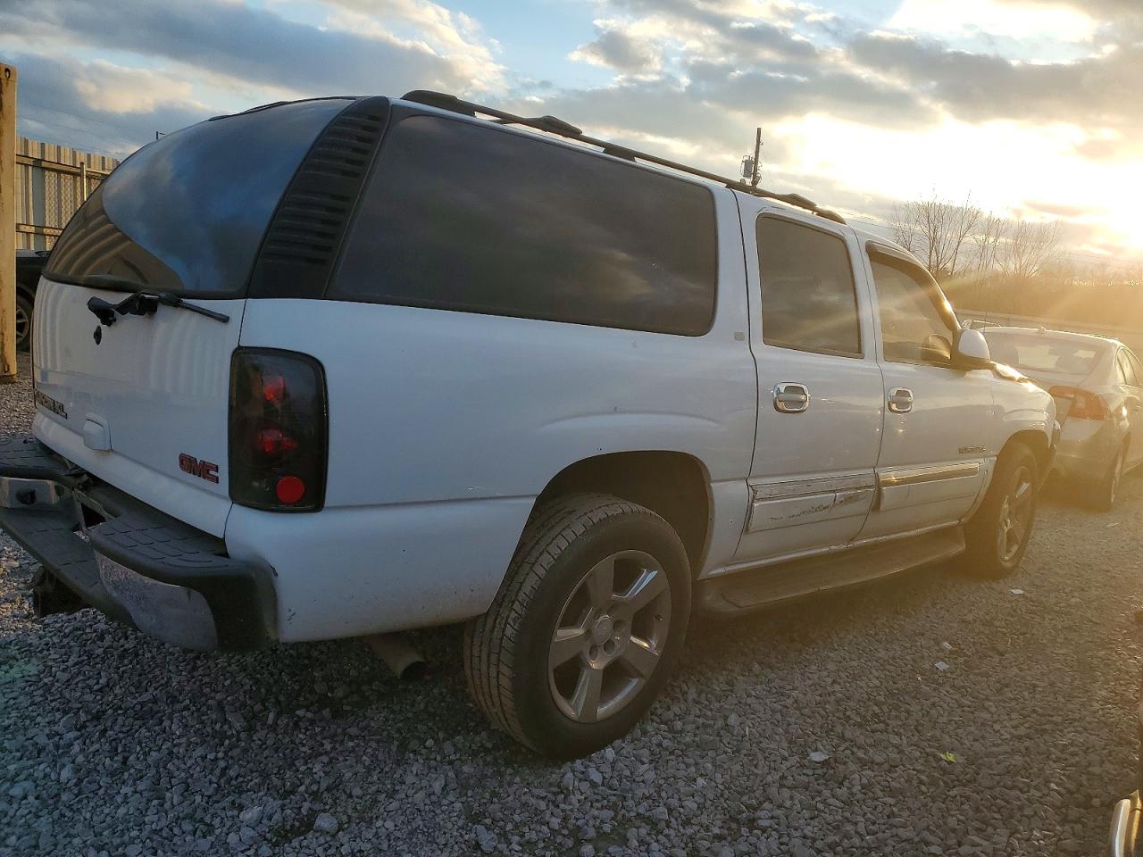 2002 GMC YUKON XL C1500 photo 3