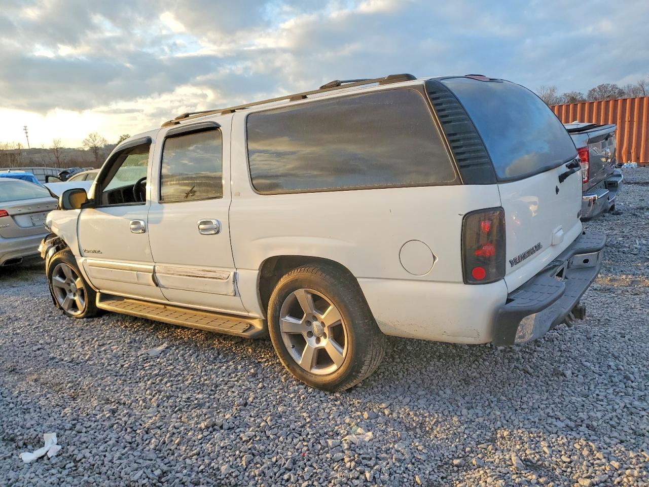 2002 GMC YUKON XL C1500 photo 2