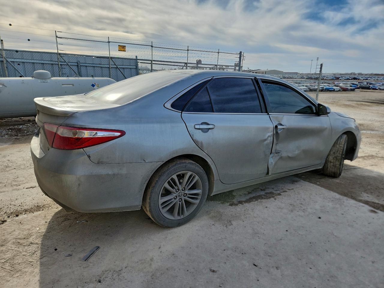 2016 TOYOTA CAMRY LE photo 3