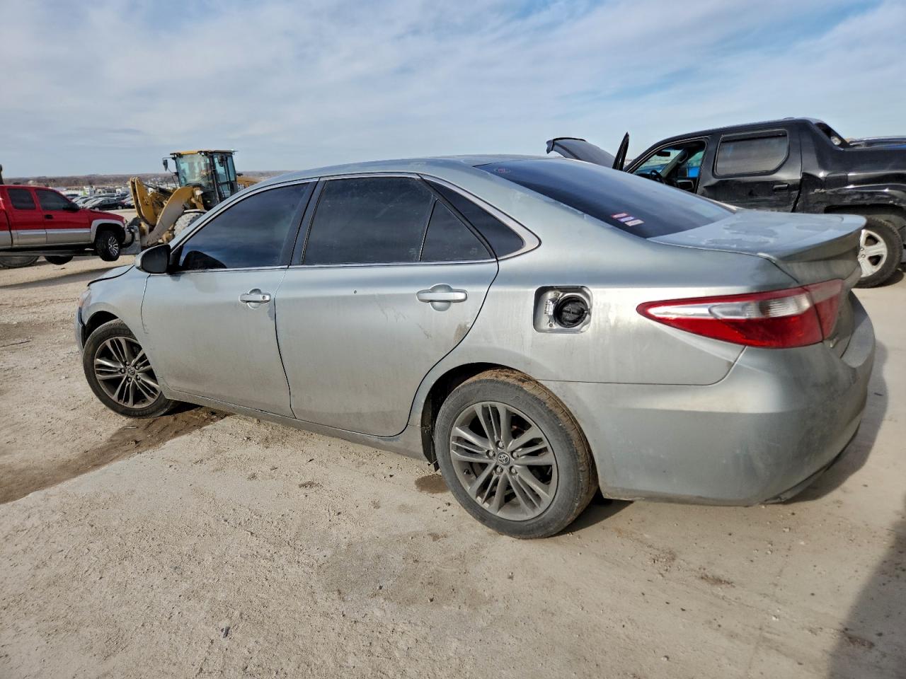 2016 TOYOTA CAMRY LE photo 2