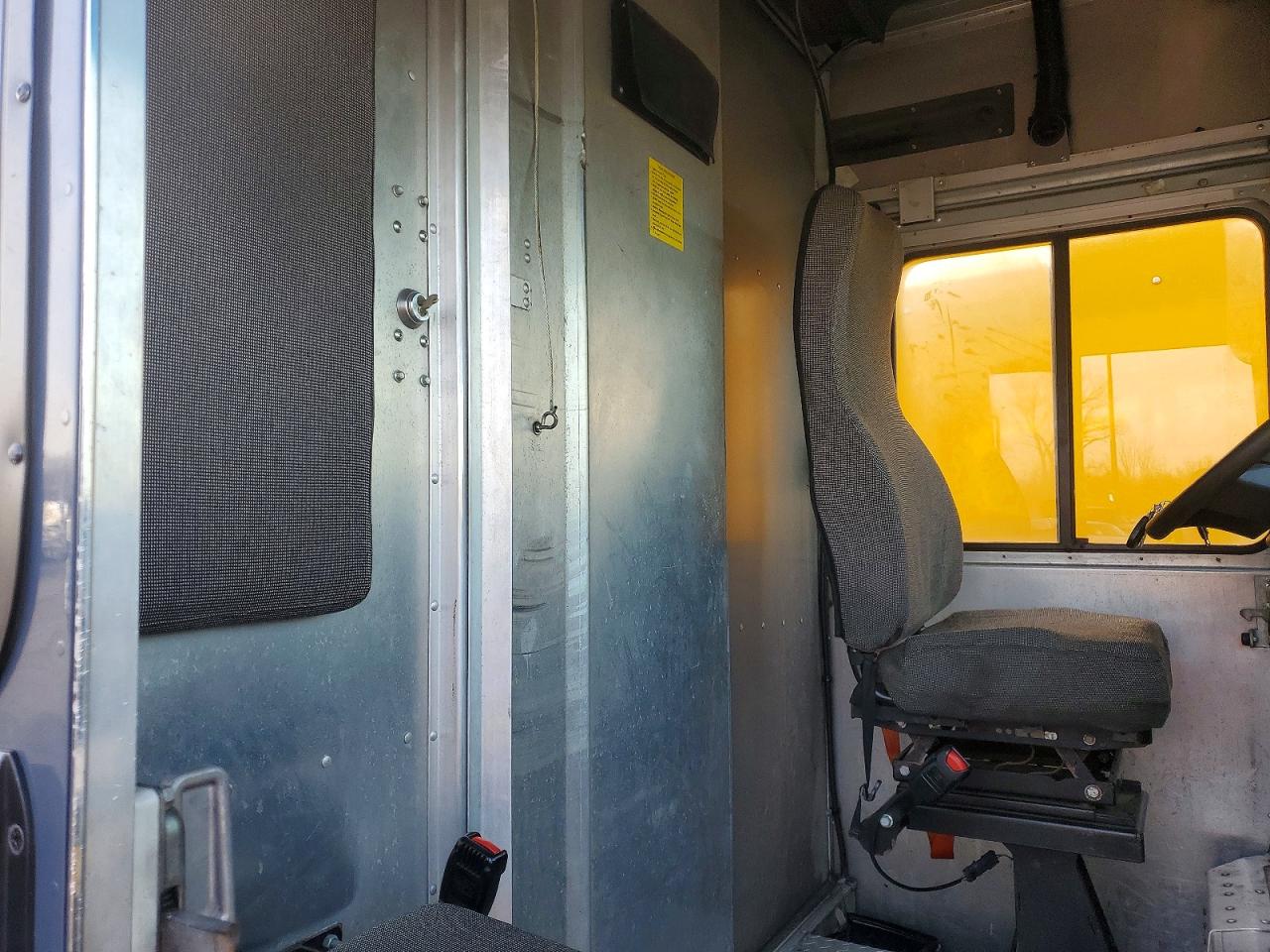 2020 FORD F59 DELIVERY TRUCK photo 31
