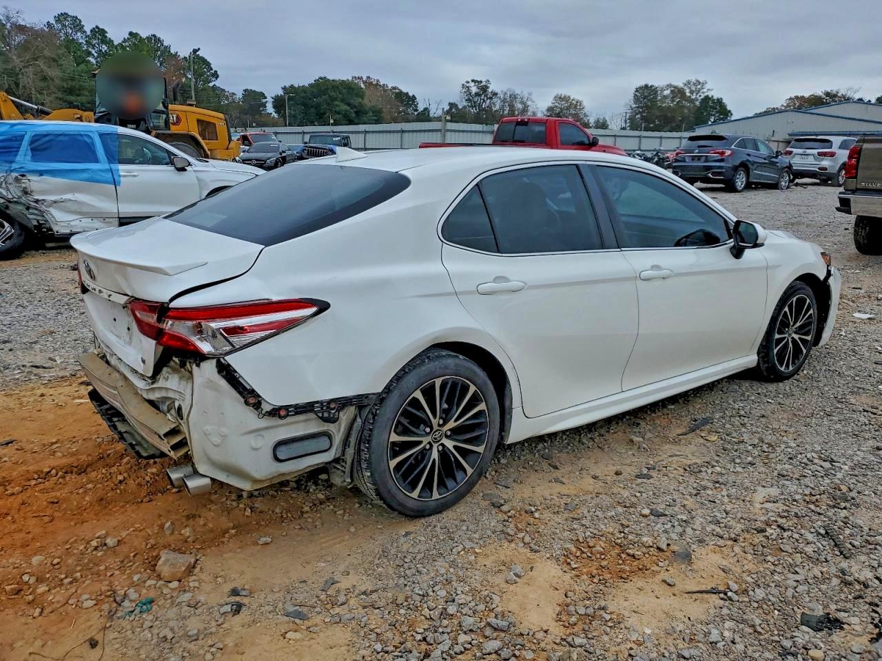2020 TOYOTA CAMRY SE photo 3