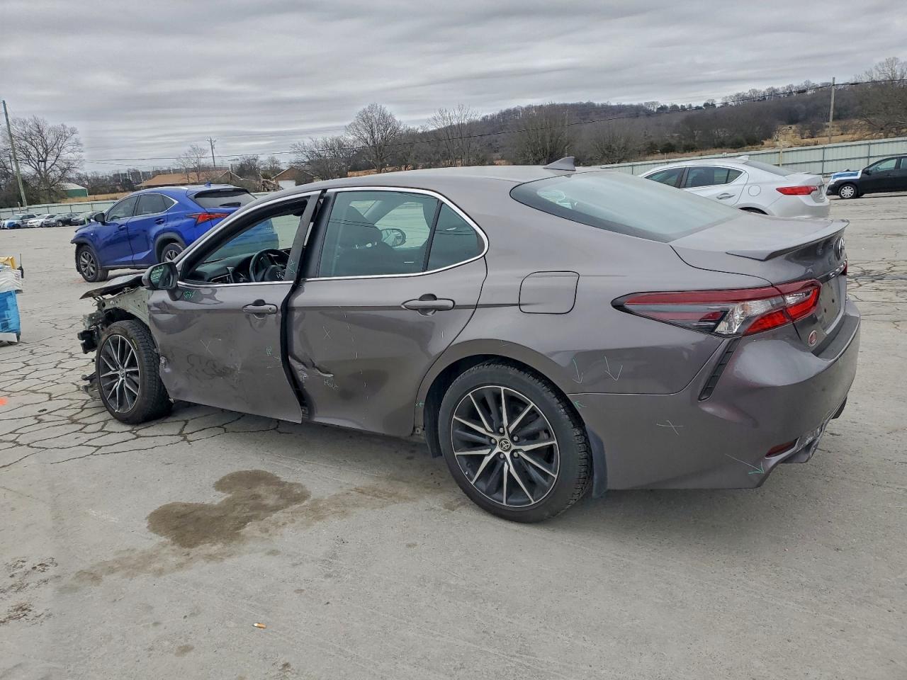 2021 TOYOTA CAMRY SE photo 2
