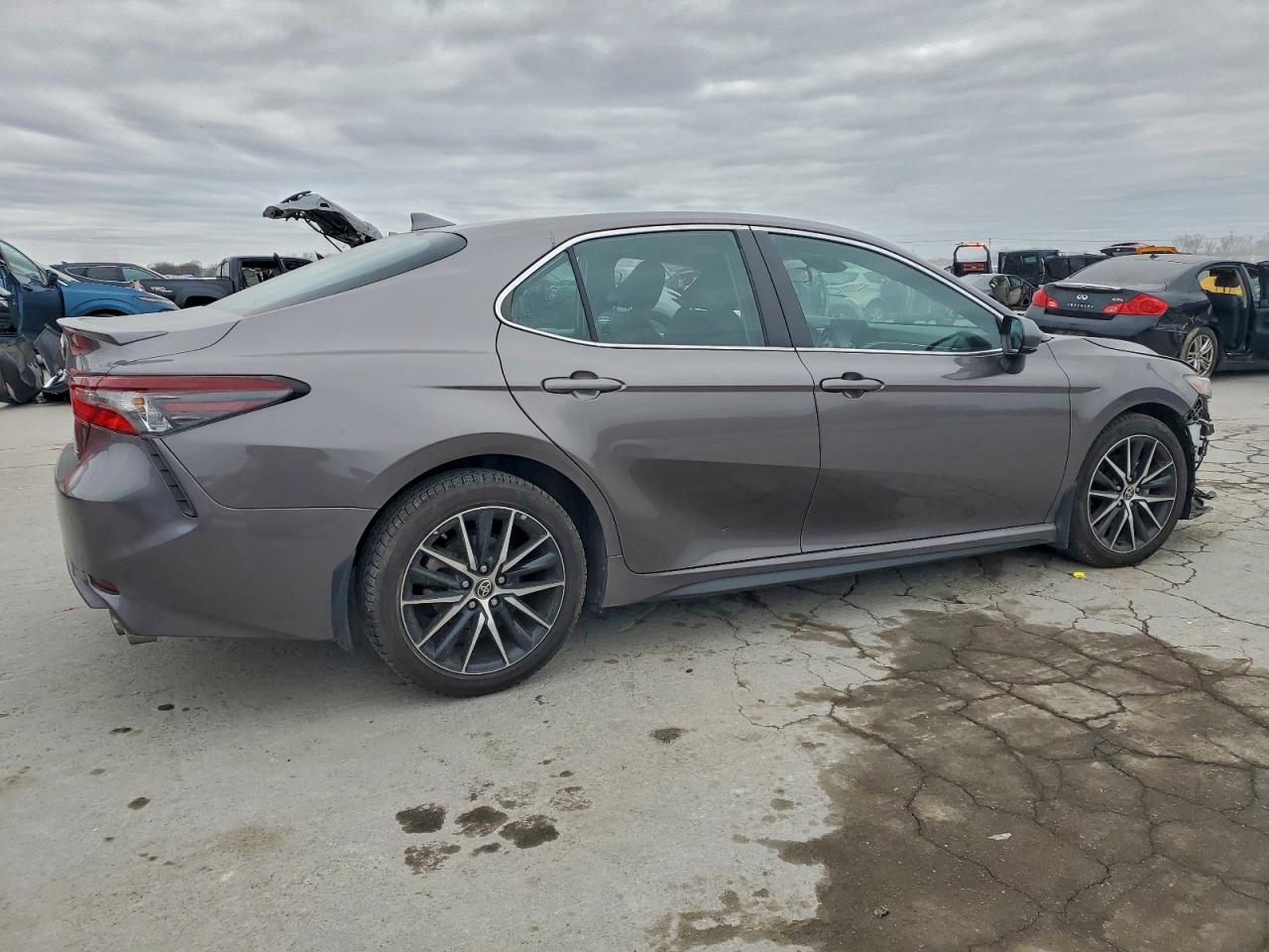 2021 TOYOTA CAMRY SE photo 3