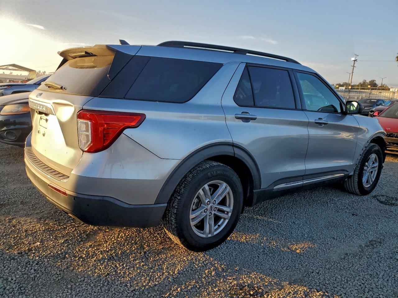 2021 FORD EXPLORER XLT photo 3