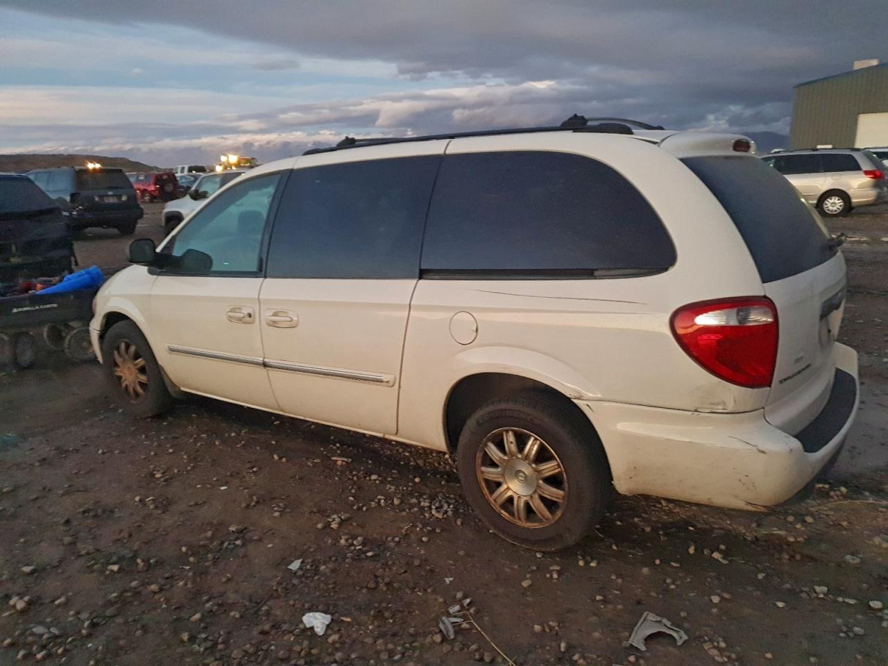 2005 CHRYSLER TOWN & COUNTRY TOURING photo 4