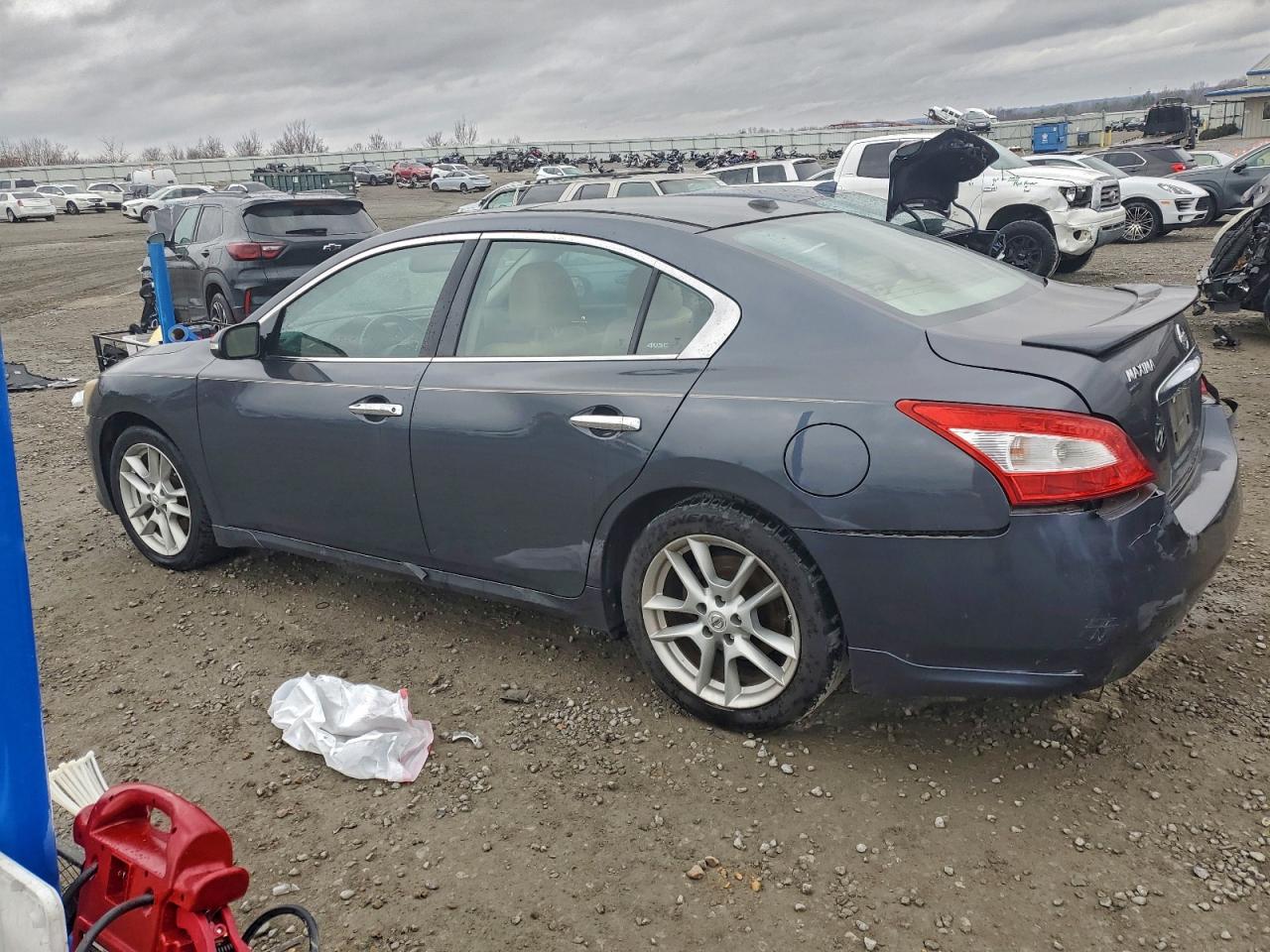2010 NISSAN MAXIMA S photo 2