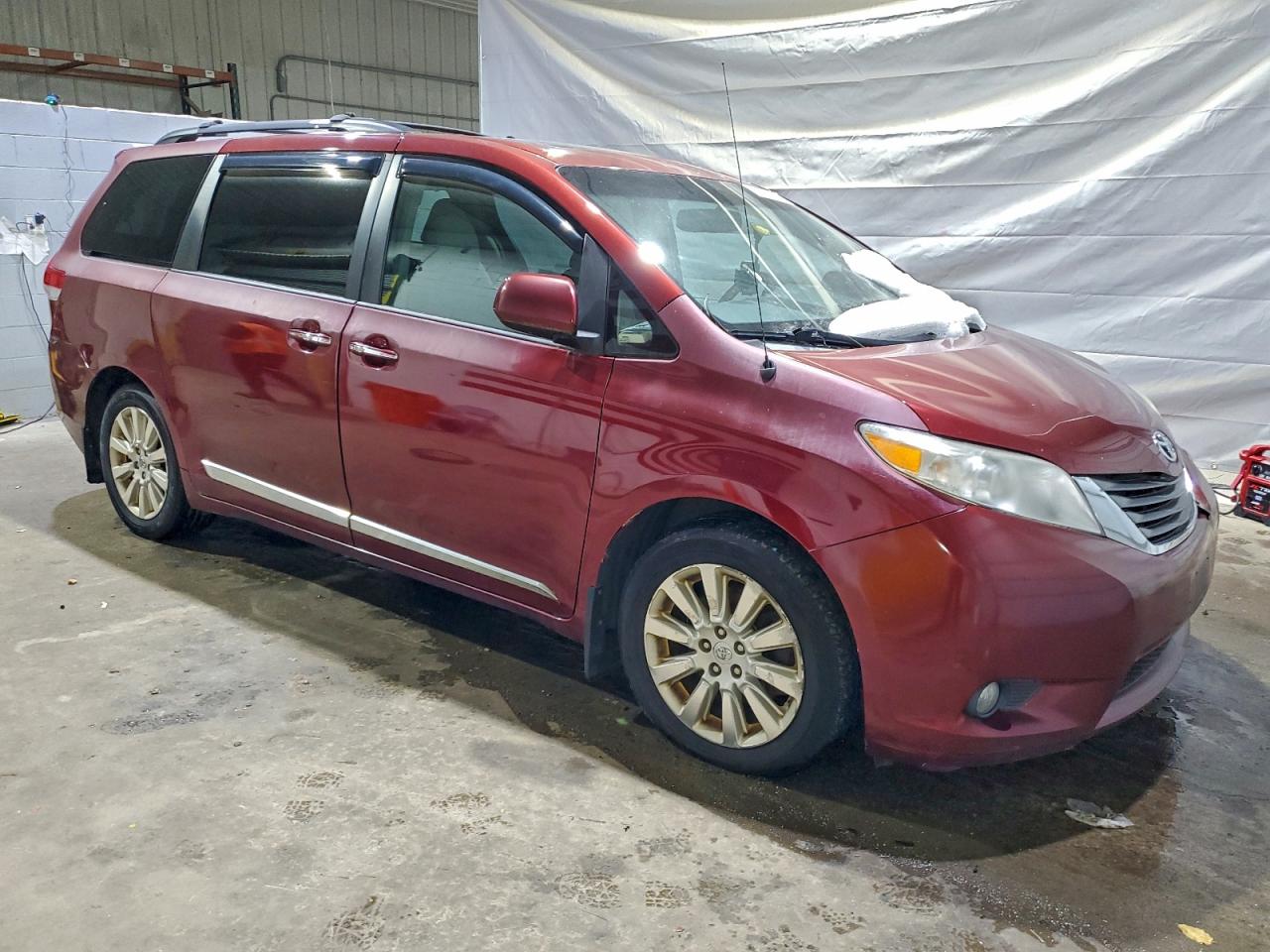 2013 TOYOTA SIENNA XLE photo 7
