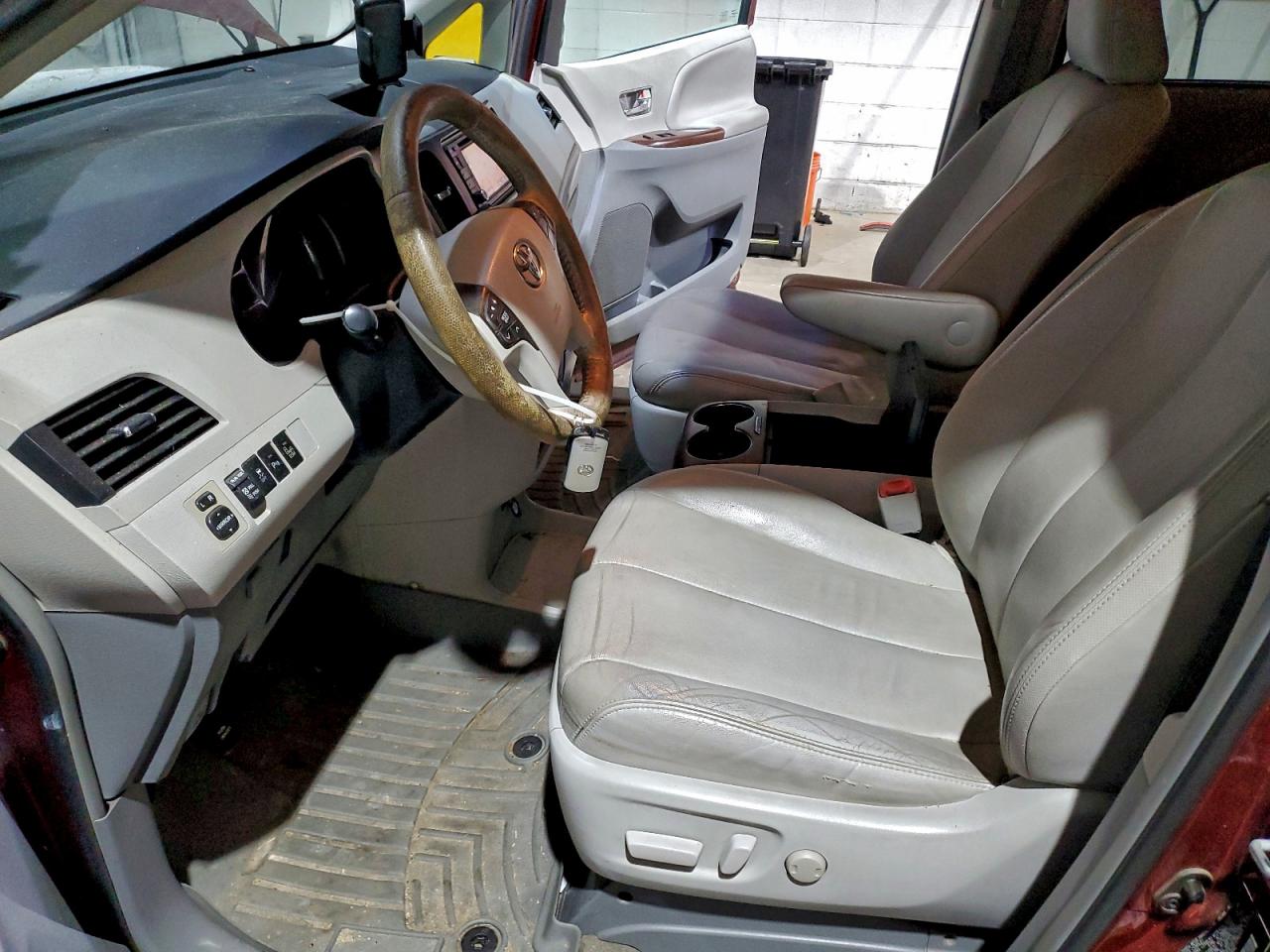2013 TOYOTA SIENNA XLE photo 13