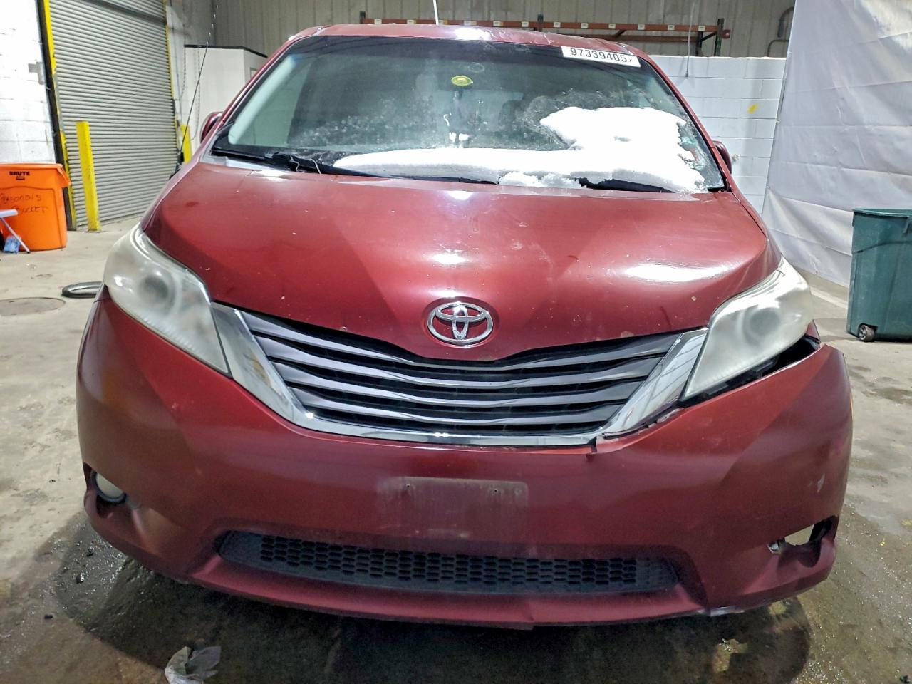 2013 TOYOTA SIENNA XLE photo 9