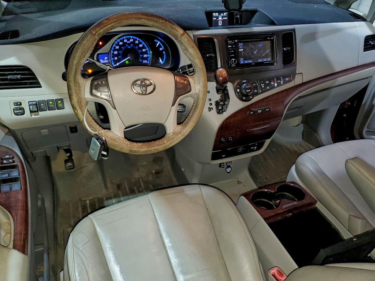 2013 TOYOTA SIENNA XLE photo 15