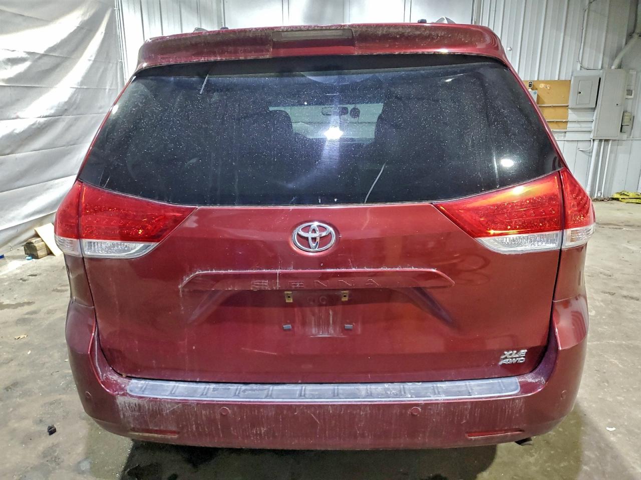 2013 TOYOTA SIENNA XLE photo 11