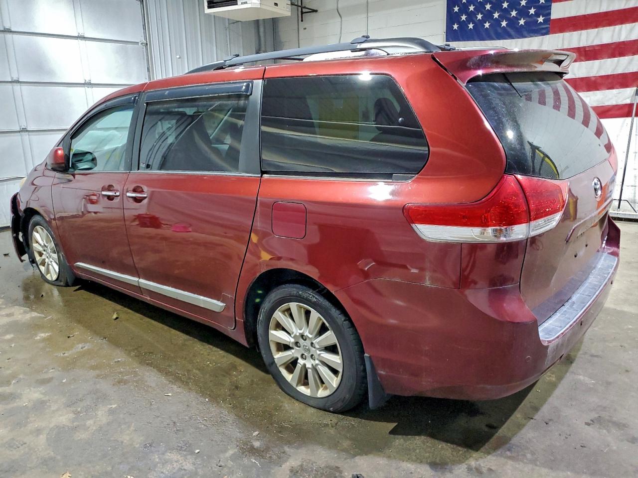 2013 TOYOTA SIENNA XLE photo 3