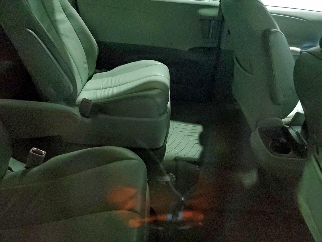 2013 TOYOTA SIENNA XLE photo 21