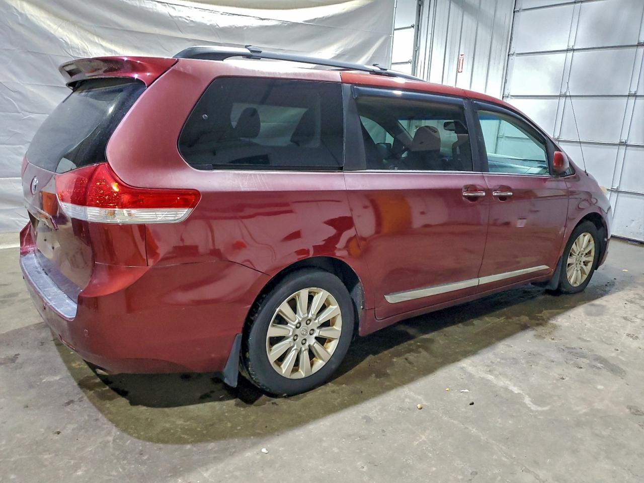 2013 TOYOTA SIENNA XLE photo 5