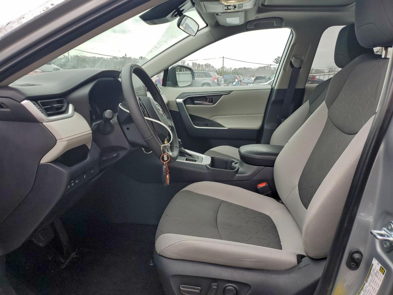 2025 TOYOTA RAV4 XLE photo 7