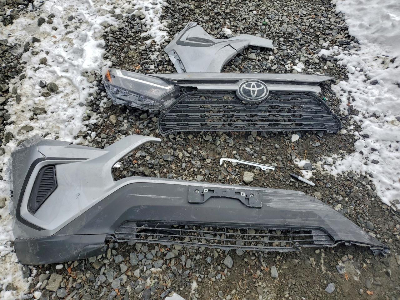 2025 TOYOTA RAV4 XLE photo 13