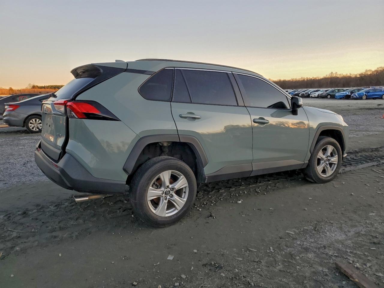 2021 TOYOTA RAV4 XLE photo 5
