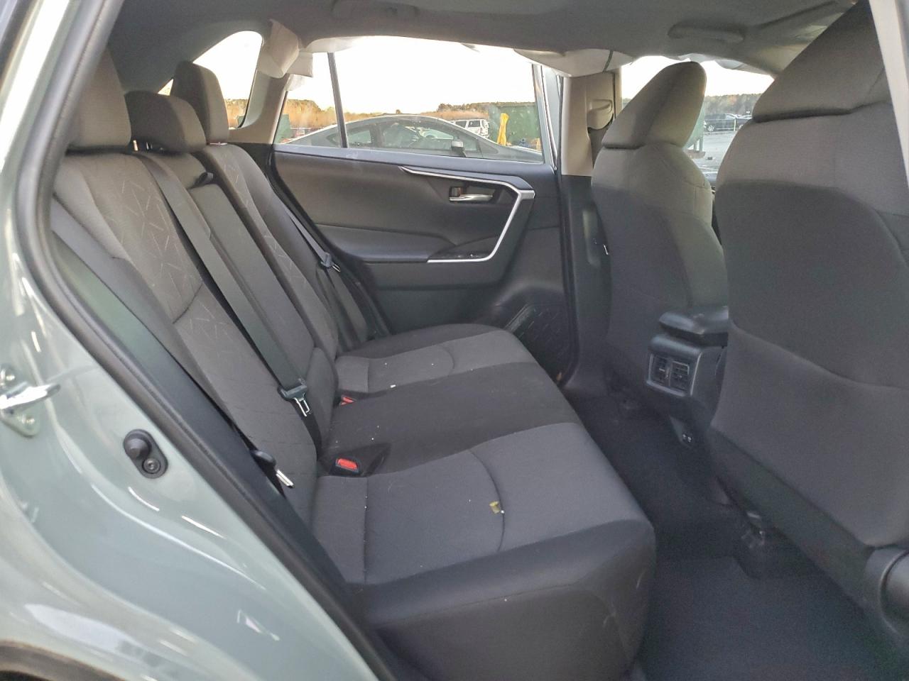 2021 TOYOTA RAV4 XLE photo 21