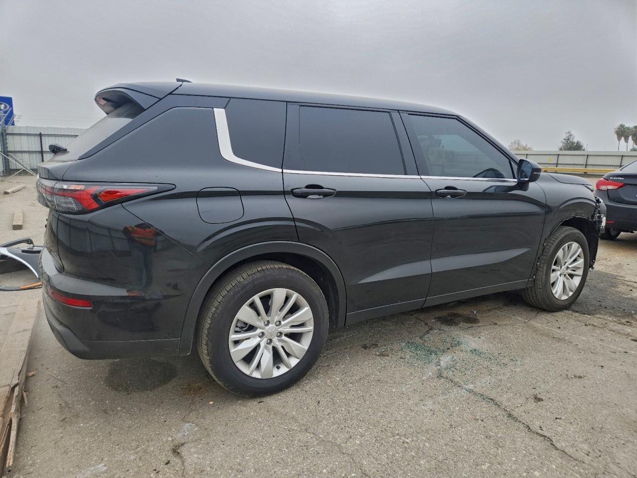 2025 MITSUBISHI OUTLANDER ES photo 3